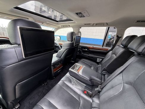 Used 2017 Lexus LX 570 4WD w/ Luxury Package image 18