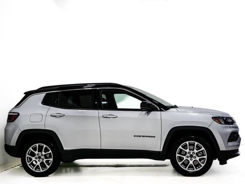 Used 2025 Jeep Compass Limited AWD/4WD image 4