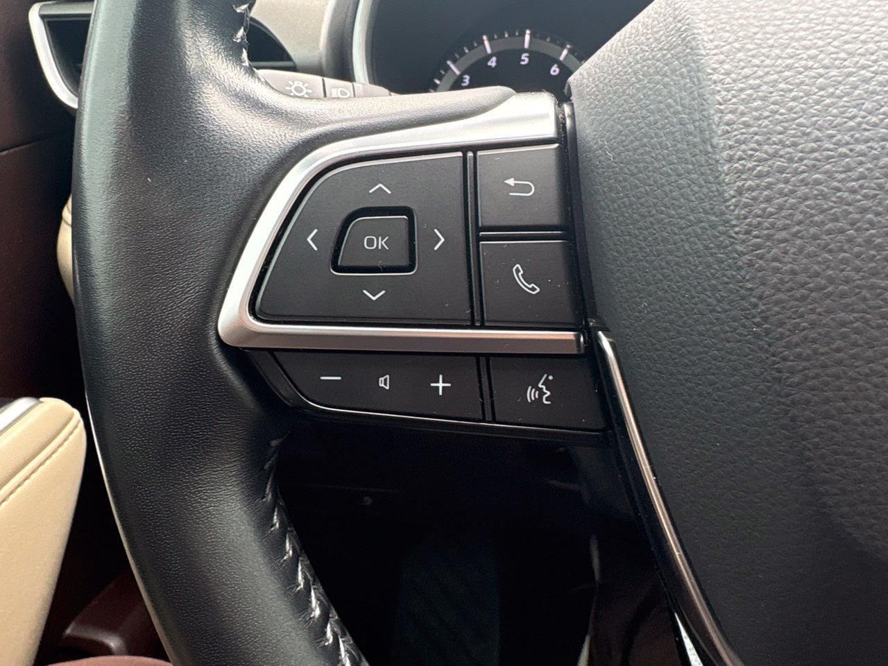 Used 2021 Toyota Highlander XLE AWD/4WD image 23