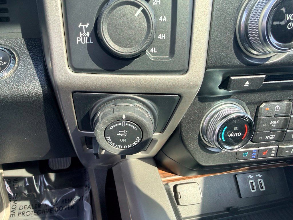 Used 2016 Ford F150 Lariat w/ Equipment Group 502A Luxury AWD/4WD image 32