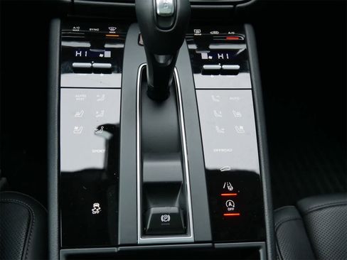 Used 2025 Porsche Macan image 13