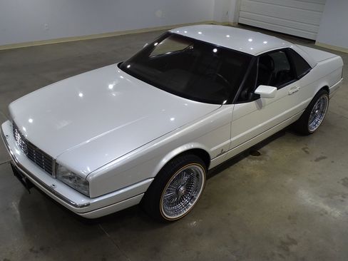 Used 1991 Cadillac Allante FWD image 2