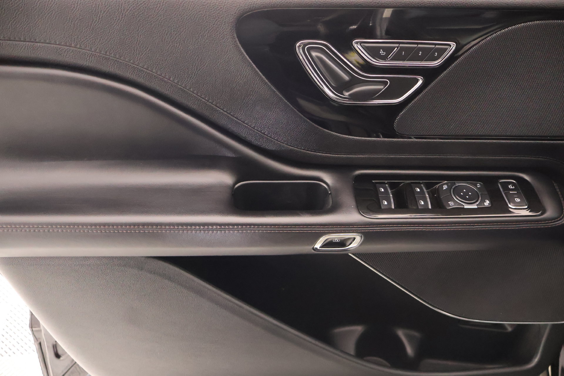 Used 2023 Lincoln Aviator 2WD image 16