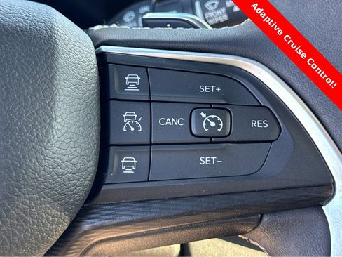 Used 2023 Jeep Grand Cherokee Laredo image 17