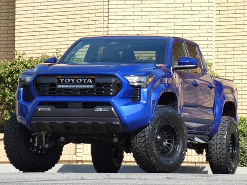 Used 2025 Toyota Tacoma SR5 image 2