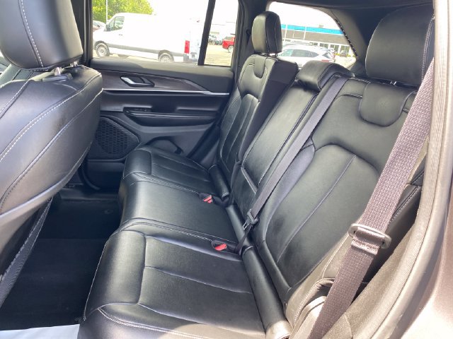 Used 2024 Jeep Grand Cherokee Limited AWD/4WD image 19
