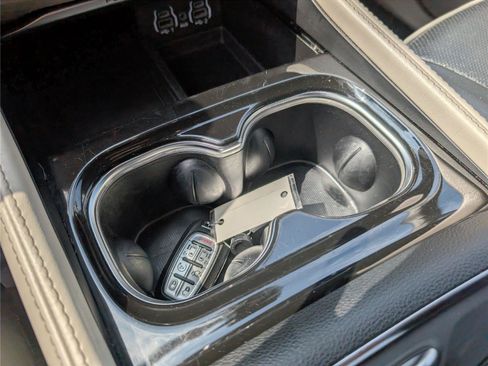 Used 2023 Chrysler Pacifica Limited FWD image 21