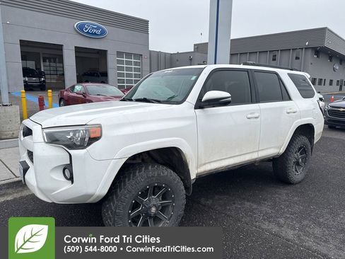 Used 2017 Toyota 4Runner SR5 Premium image 3