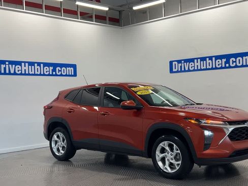 Used 2024 Chevrolet Trax LS w/ LS Convenience Package FWD image 4