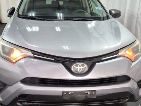 Used 2018 Toyota RAV4 LE FWD image 5