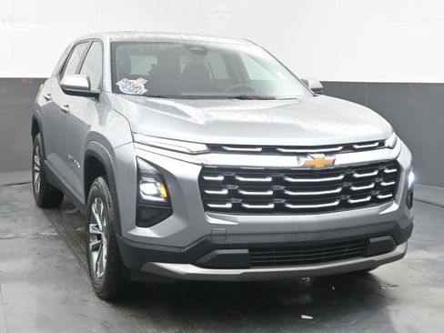 Used 2026 Chevrolet Equinox LT FWD image 3