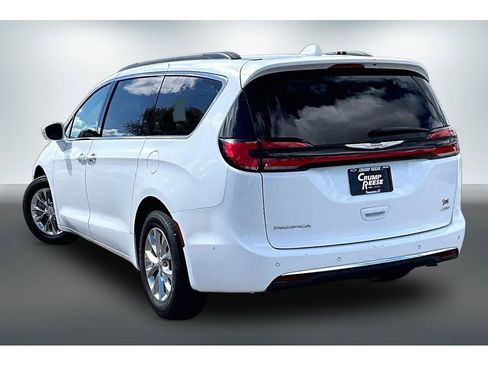 Used 2022 Chrysler Pacifica Touring-L w/ Uconnect Theater Family Group AWD/4WD image 4