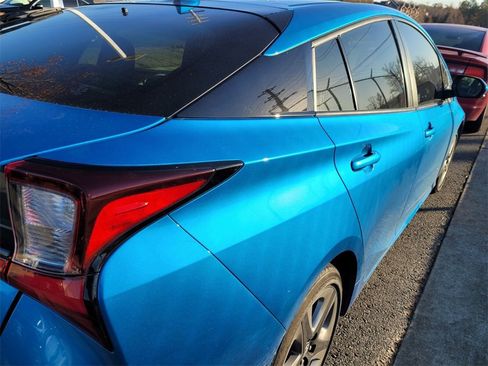 Used 2021 Toyota Prius XLE image 7