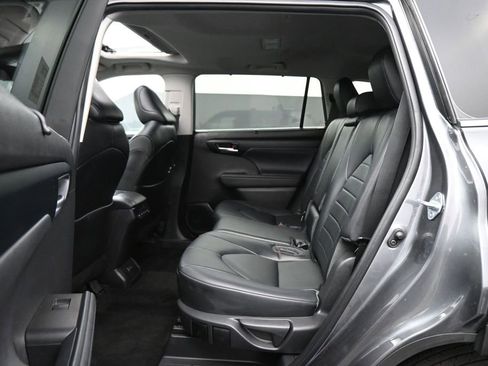 Used 2023 Toyota Highlander XLE AWD/4WD image 16