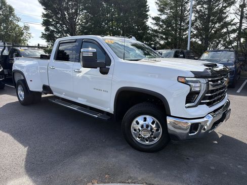 Used 2025 Chevrolet Silverado 3500 LTZ w/ LTZ Convenience Package AWD/4WD image 2