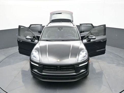 Certified 2025 Porsche Macan AWD/4WD image 32