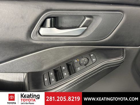 Used 2025 Nissan Rogue SV image 12