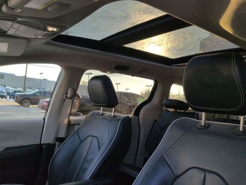 Used 2023 Chrysler Pacifica Limited image 24