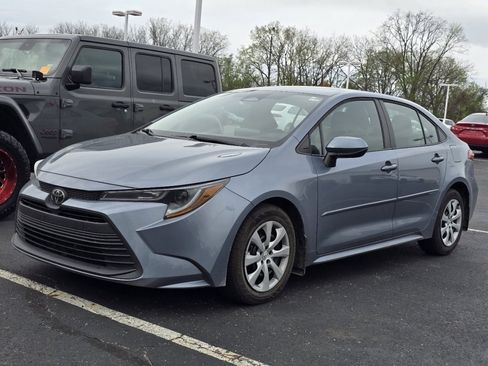 Used 2023 Toyota Corolla LE image 3