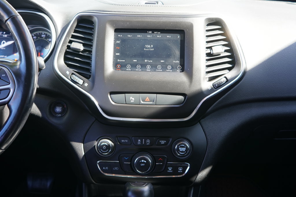 Used 2019 Jeep Cherokee Latitude Plus w/ Cold Weather Group AWD/4WD image 26