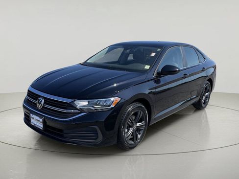 Used 2023 Volkswagen Jetta SE w/ Panoramic Sunroof Package FWD image 3