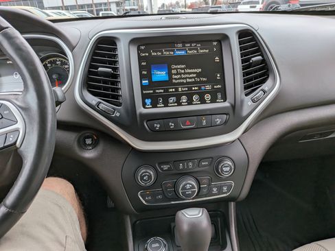 Used 2018 Jeep Cherokee Overland w/ Technology Group image 18