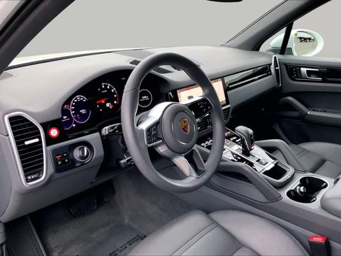 Used 2021 Porsche Cayenne AWD/4WD image 17