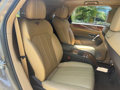 Used 2018 Bentley Bentayga image 23