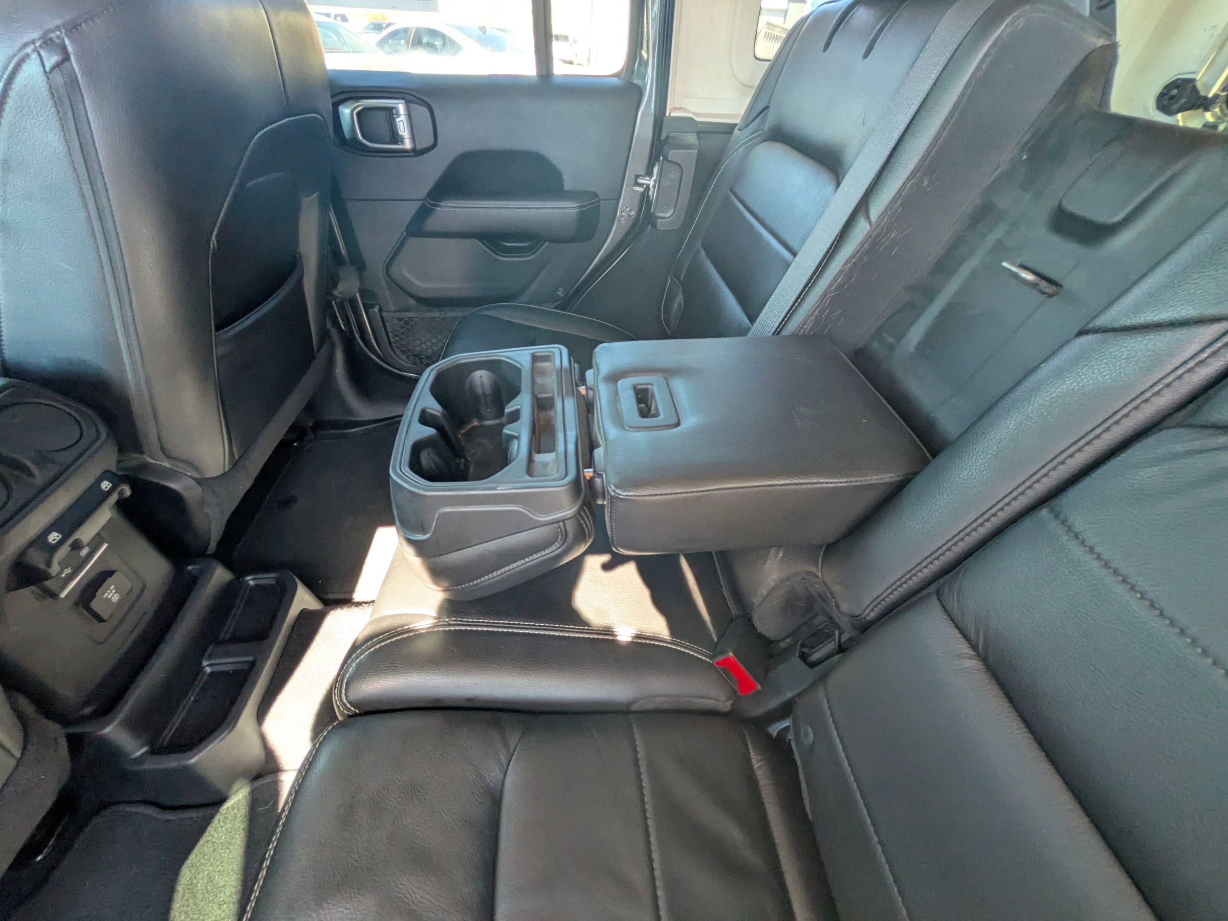 Used 2018 Jeep Wrangler Unlimited Sahara AWD/4WD image 37