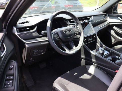 Used 2023 Jeep Grand Cherokee Altitude AWD/4WD image 13