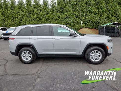 Used 2024 Jeep Grand Cherokee Laredo w/ Luxury Tech Group I AWD/4WD image 8