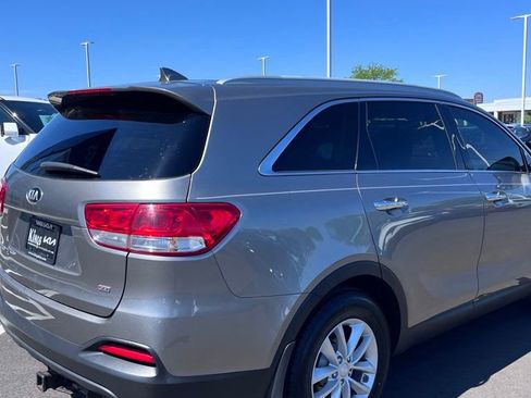 Used 2018 Kia Sorento FWD image 3