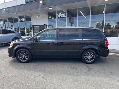 Used 2017 Dodge Grand Caravan SXT FWD image 3