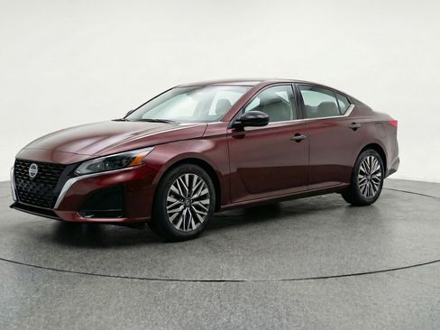 Used 2025 Nissan Altima 2.5 SV image 3