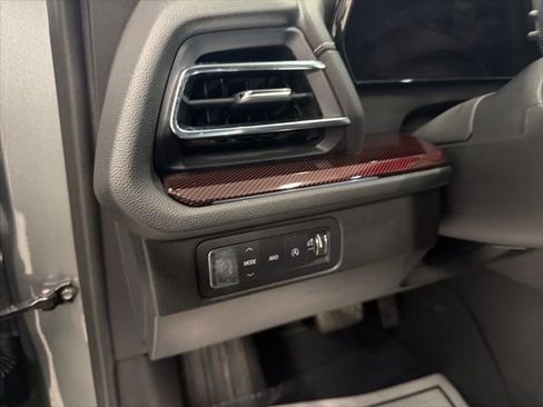 Used 2025 Chevrolet Traverse Z71 image 21