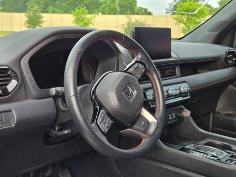 Used 2025 Honda Pilot TrailSport image 8