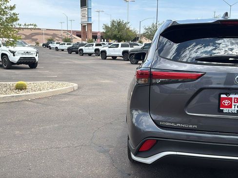Used 2023 Toyota Highlander XSE FWD image 8