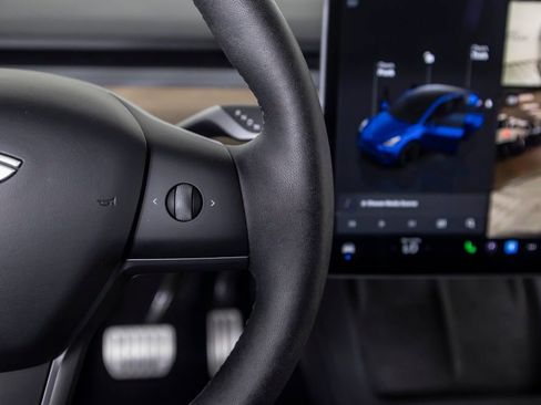 Used 2025 Tesla Model Y Performance image 38