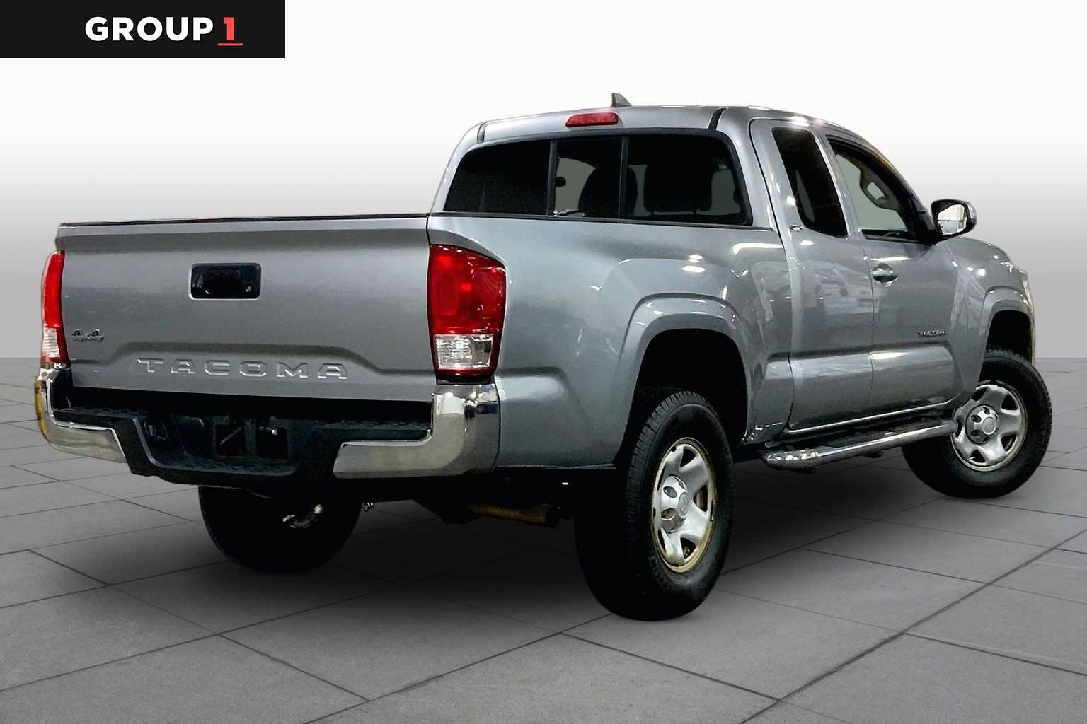 Certified 2017 Toyota Tacoma SR5 AWD/4WD image 13