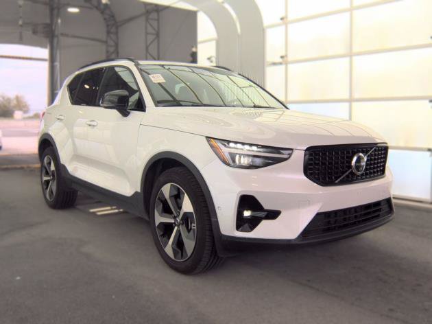 Used 2026 Volvo XC40 B5 Plus AWD/4WD image 2