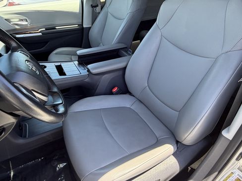 Certified 2024 Toyota Sienna XLE FWD image 29