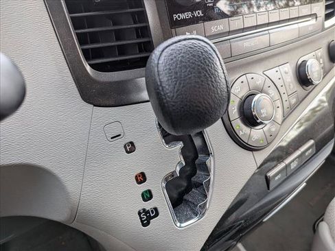 Used 2012 Toyota Sienna LE image 12