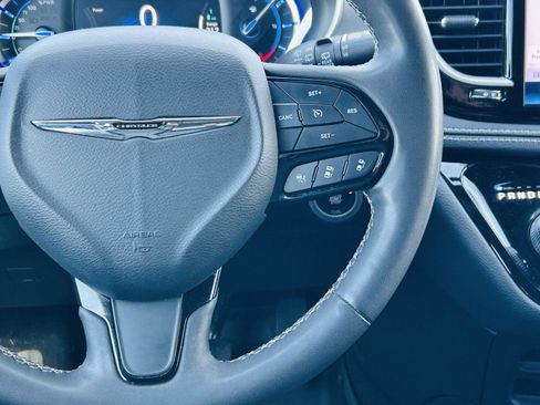 Used 2023 Chrysler Pacifica Touring-L w/ S Appearance Package image 18