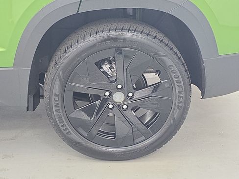 New 2026 Volkswagen Taos SE FWD image 31