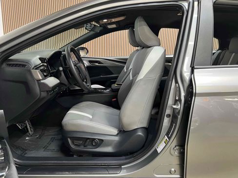 Used 2025 Toyota Camry SE w/ Convenience Package FWD image 4