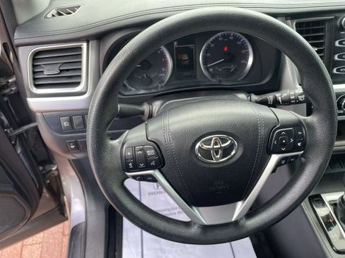 Used 2018 Toyota Highlander LE FWD image 11