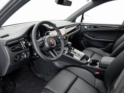 Certified 2025 Porsche Macan image 4