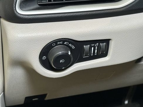 Used 2023 Chrysler Pacifica Touring-L FWD image 22