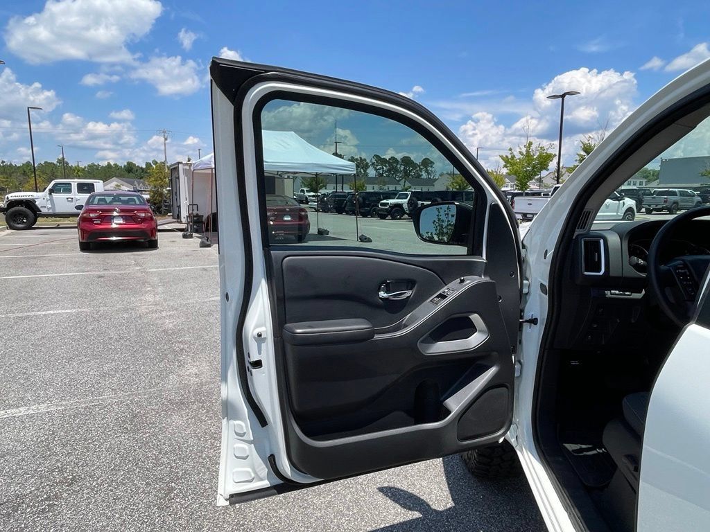 Used 2025 Nissan Frontier SV RWD image 50