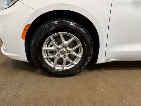 Used 2024 Chrysler Pacifica Touring-L image 91